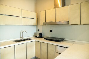 Villa Premium, vista al mar | Cocina privada | Refrigerador, cafetera y tetera y tetera eléctrica