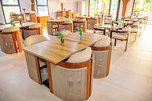 2 Restaurants, Frühstück, Mittagessen, lokale und internationale Küche