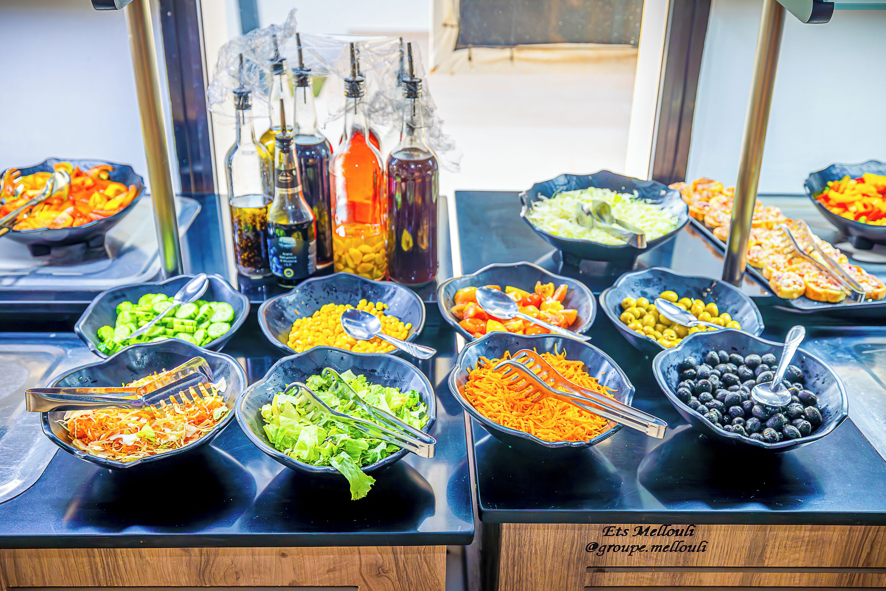 Een buffet met diverse gerechten en bijbehorende toevoegingen.