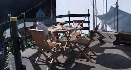 Kaksikerroksinen talo, jossa astianpesukone ja pesukone