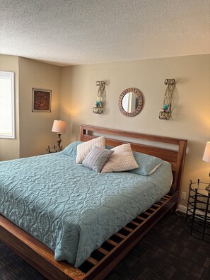 3 bedrooms, iron/ironing board, travel crib, WiFi - Best Value, View, and Location!!!!  (Osage Beach)