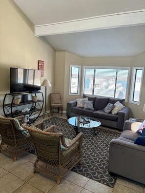 Smart TV, caminetto, lettore DVD