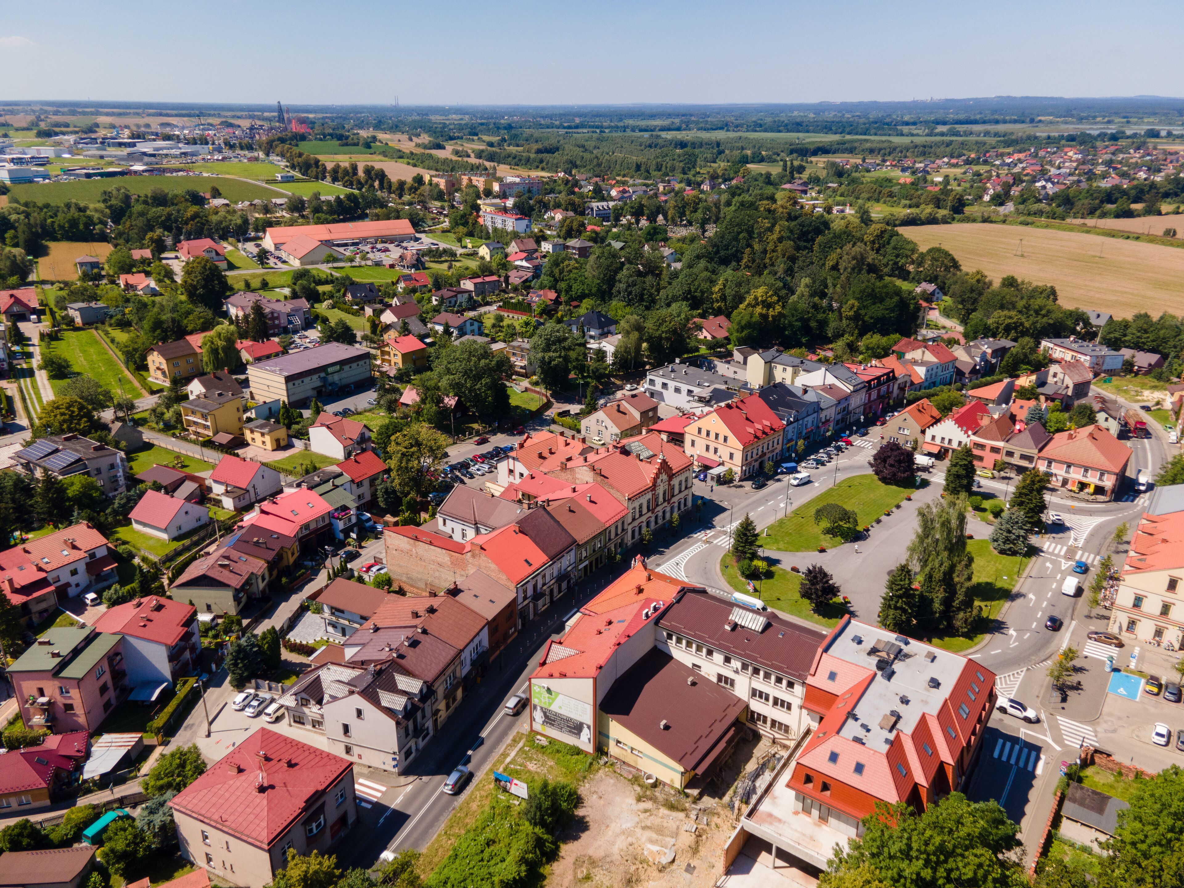 Zona residencial con casas de varios tamaños y alturas, calles y áreas verdes.