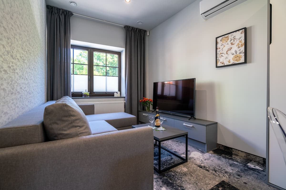 Premium Studio Suite (Karp w smietanie - A) | Hypo-allergenic bedding available, blackout drapes, soundproofing