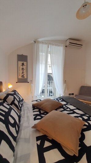 1 chambre, bureau, fer et planche à repasser, lit parapluie