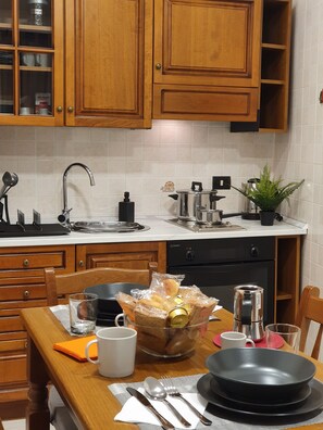 Réfrigérateur, four, plaque de cuisson, cafetière/bouilloire