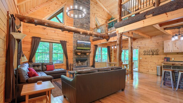 Ein Holzblockhaus-Interieur mit Wohnbereich, Essbereich und Küche.