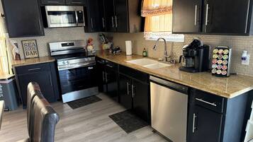 雪櫃、微波爐、焗爐、爐具