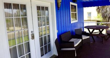 Talo, 4 makuuhuonetta ja 2 kylpyhuonetta (nukkuu 10) sekä erillinen rakennus, jossa on pelihuone