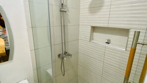 Separate bathtub and shower, free toiletries