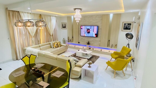 Una televisión de pantalla plana