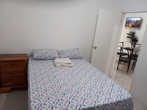 1 dormitorio, caja fuerte, escritorio y tabla de planchar con plancha