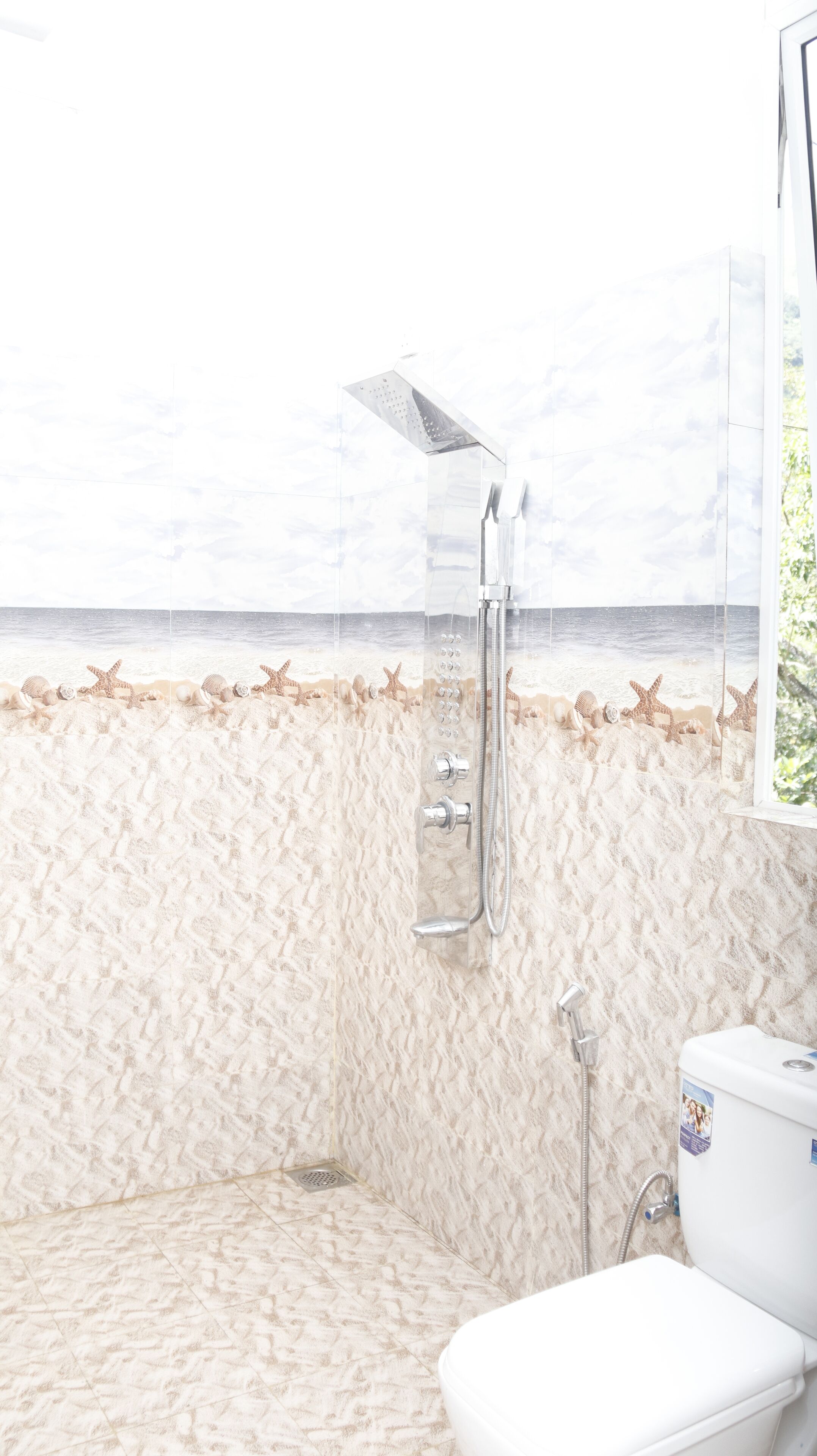 Shower, hydromassage showerhead, free toiletries, slippers