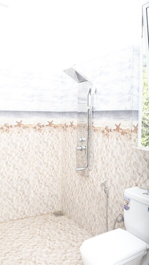 Shower, hydromassage showerhead, free toiletries, slippers - Boo Kirinda Holiday Resort (Badulla)