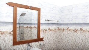 Shower, hydromassage showerhead, free toiletries, slippers - Boo Kirinda Holiday Resort (Badulla)