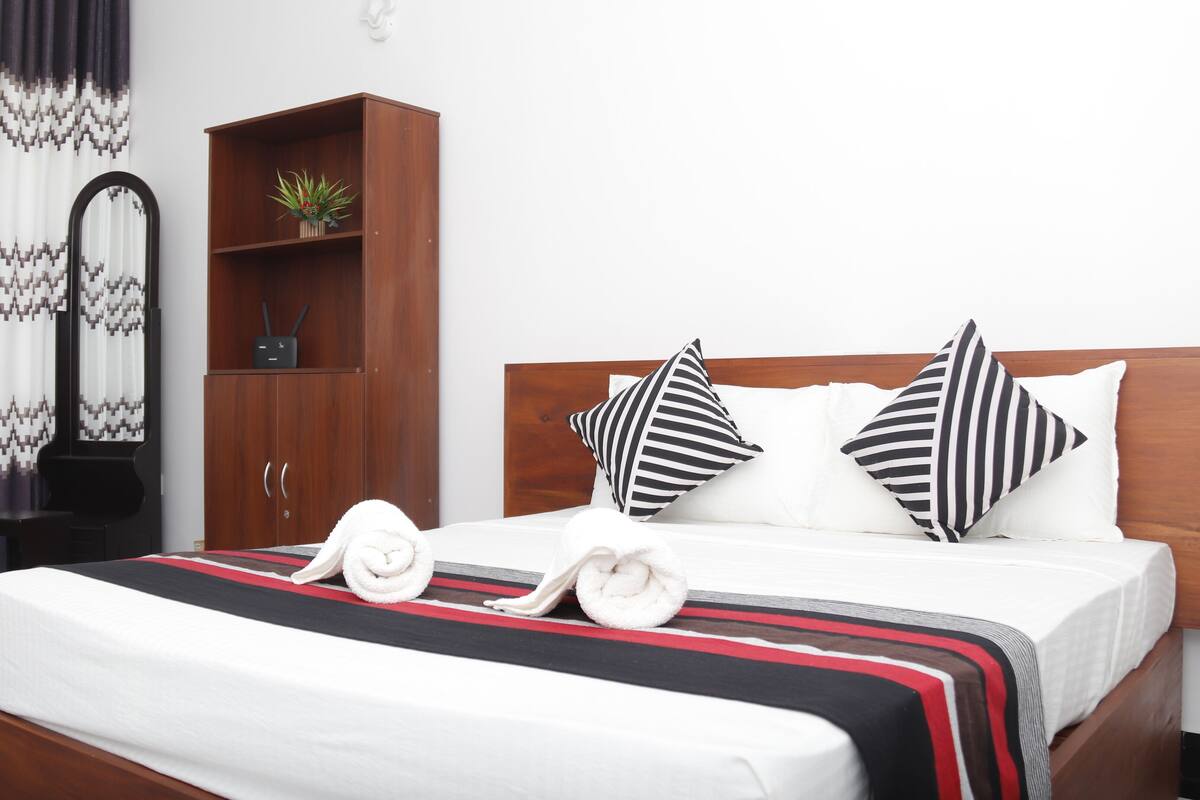 WiFi (free), bed sheets