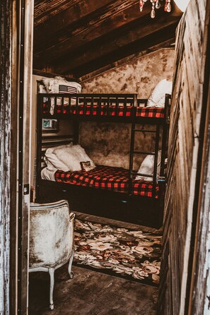 1 bedroom, bed sheets