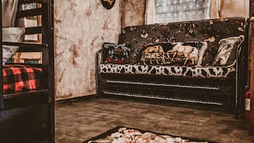 1 bedroom, bed sheets