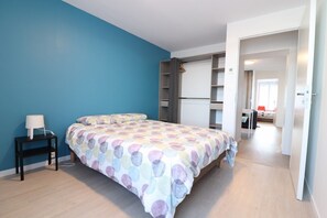1 Schlafzimmer, Schreibtisch, Bügeleisen/Bügelbrett, Reisekinderbett