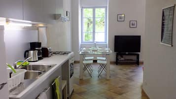 Kühlschrank, Mikrowelle, Ofen, Herdplatte