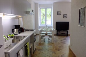 雪櫃、微波爐、焗爐、爐具