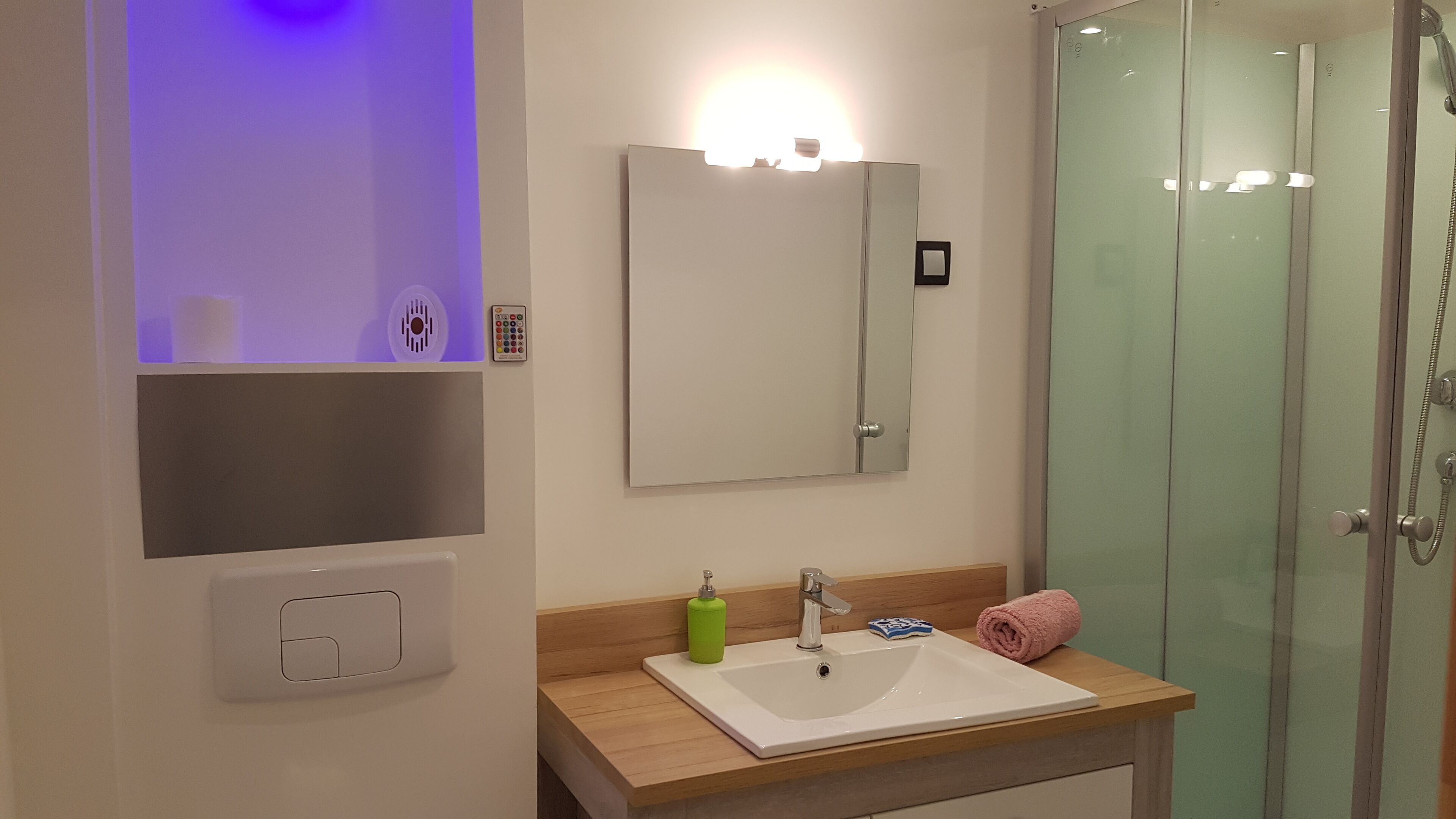 Een douche, zeep, toiletpapier