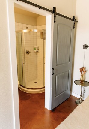 Dusche, Handtücher, Shampoo, Toilettenpapier