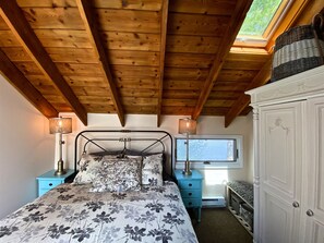 3 bedrooms, desk, iron/ironing board, travel cot - PRIVATE PENINSULA 2ac surrounded by water min from hiking skiing theater music (Sheffield)