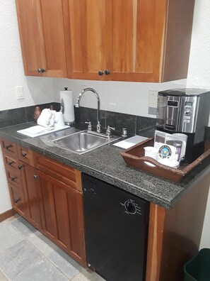 Kjøleskap, mikrobølgeovn, kokeplater og oppvaskmaskin