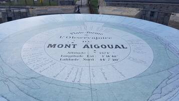 Mapa circular do Mont Aigoual com detalhes geográficos e topográficos.
