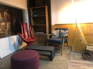 Decoración personalizada, muebles diferentes y cortinas blackout 