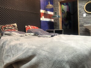 Design Double or Twin Room | Individually decorated, individually furnished, blackout drapes - RB Music Studio Experience (Mexico City)