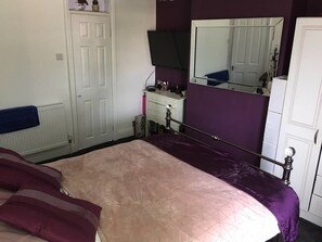 2 bedrooms, iron/ironing board, WiFi, bed sheets