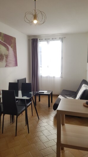 TV - 3 family apartments in the heart of the village (Saint-Jean-du-Bruel)