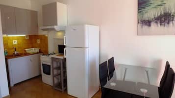 Frigorífic, microones, forn i placa de cuina