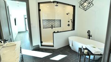 Combined shower/bathtub, hair dryer, towels, shampoo
