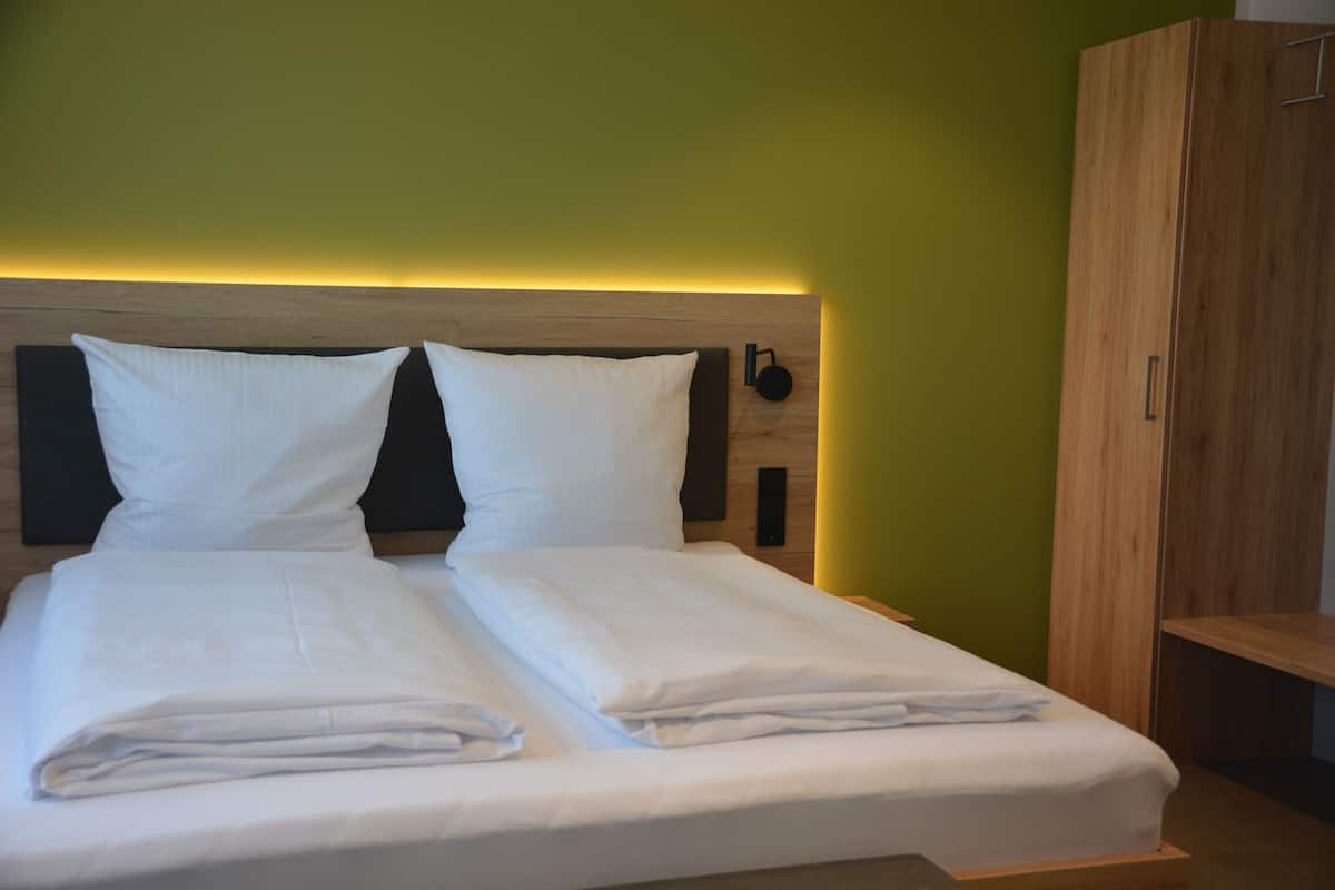 Habitación doble | Ropa de cama de alta calidad y escritorio