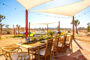 Outdoor dining - Unique Joshua Tree Eclectic Hacienda, Private Fenced 9 acres + Dog Friendly (Yucca Valley)