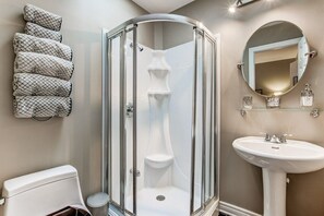 Deluxe Double Room, 1 Queen Bed, Ensuite, Garden View | Bathroom | Shower, hair dryer, bathrobes, towels - Malahide Bed and Breakfast (Niagara-on-the-Lake)