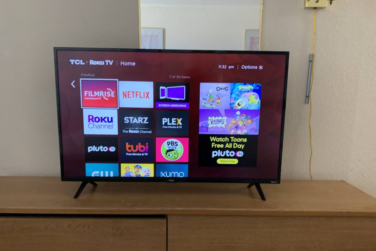 Un televisor TCL Roku mostrando una pantalla de inicio con varios servicios de transmisión.