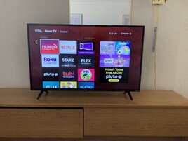 Escritorio, espacio para trabajar con laptop y cortinas blackout 