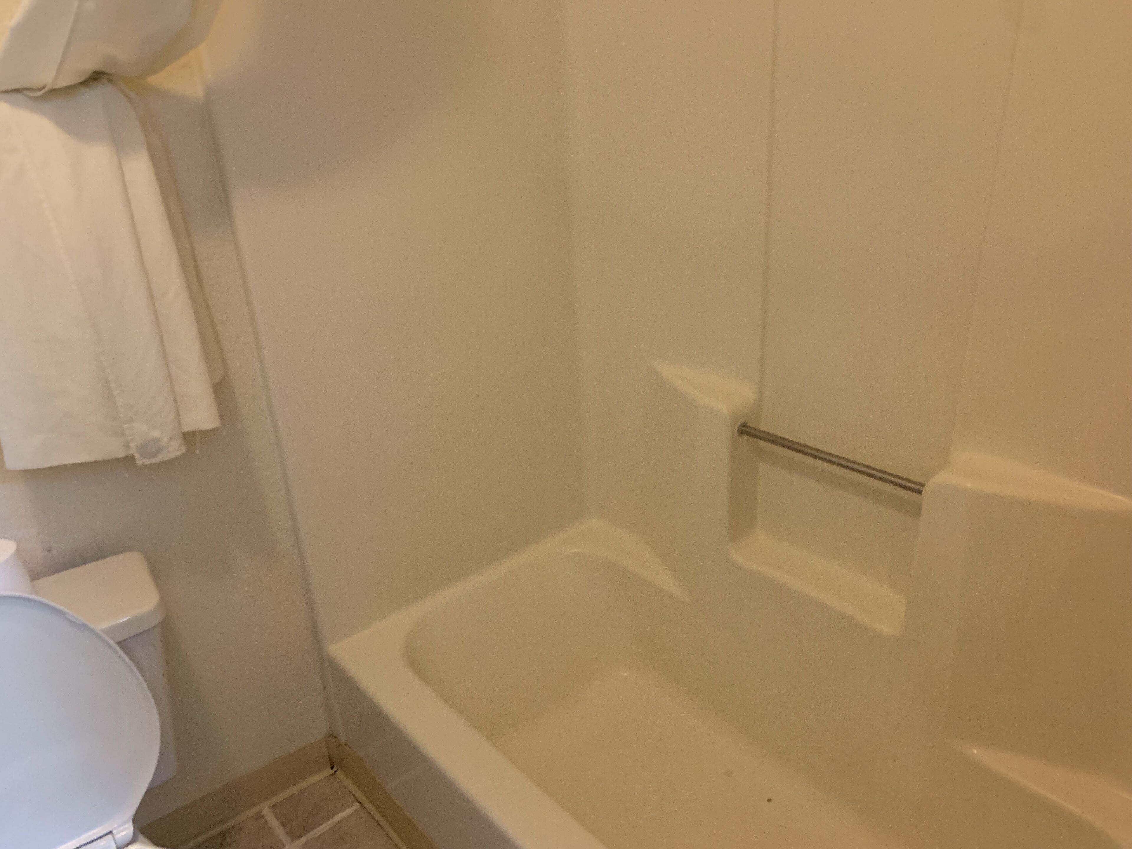Baignoire, articles de toilette gratuits, sèche-cheveux