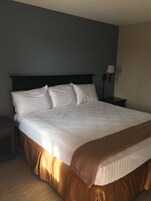 Escritorio, espacio para trabajar con laptop y cortinas blackout 