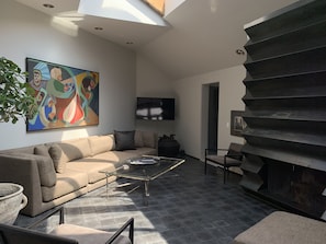 Fernseher, Kamin, Stereoanlage
