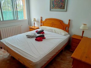 3 slaapkamers, een strijkplank/strijkijzer, wifi