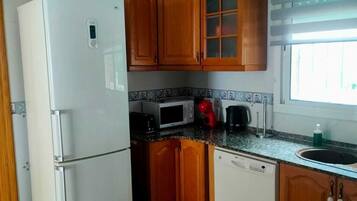 Een koelkast, een microgolfoven, een oven, een vaatwasser