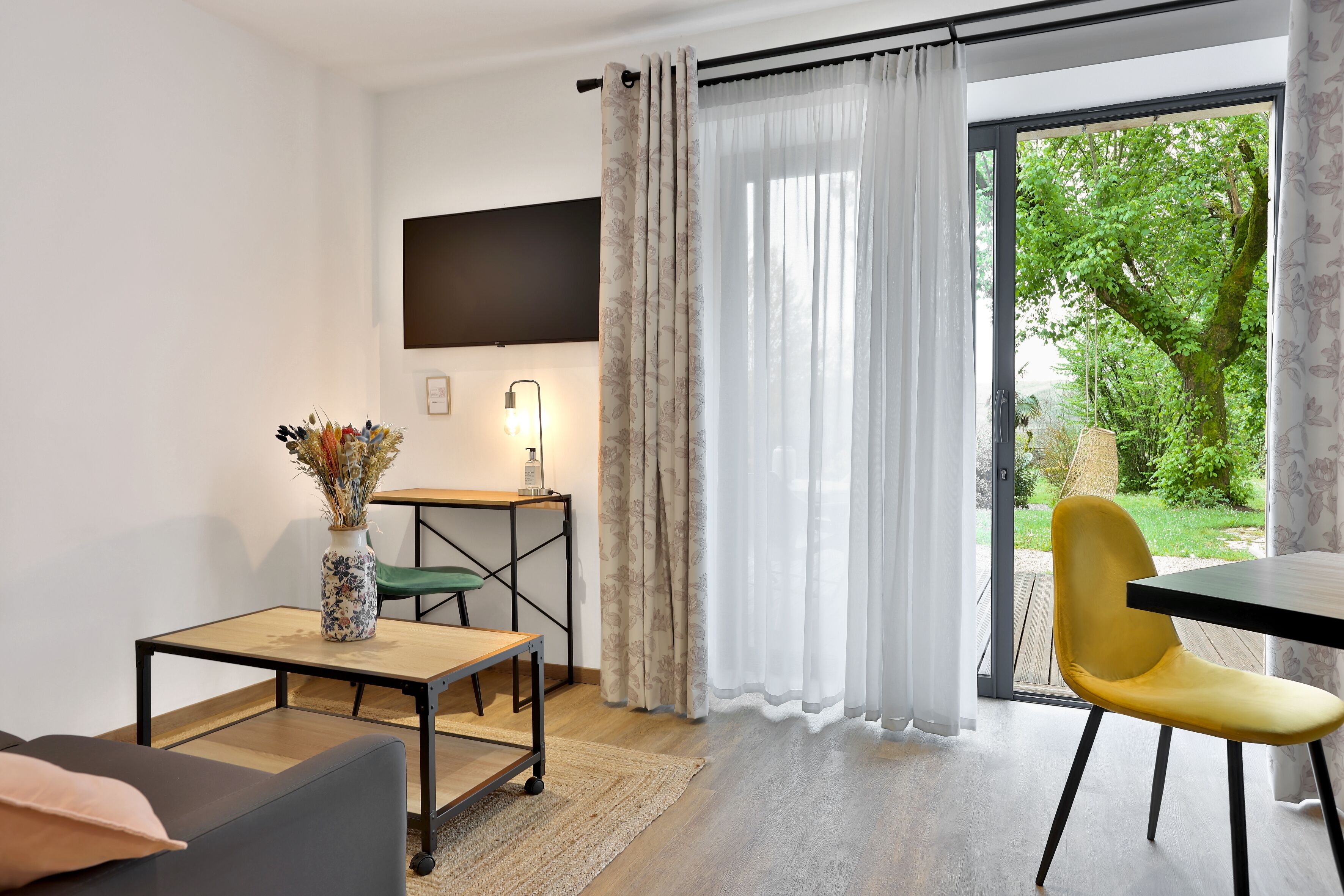 Comfort Studio, 1 King Bed, Garden View | Desk, laptop workspace, blackout drapes, soundproofing