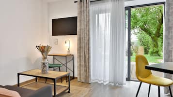 Estudio Confort, 1 cama King size, vista al jardín | Escritorio, espacio para trabajar con laptop y cortinas blackout