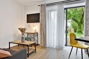 Comfort Studio, 1 King Bed, Garden View