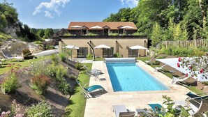 A modern house with a swimming pool, outdoor seating, and a garden. - L'Atelier d'Epicure - Logis (Castels et Bézenac)